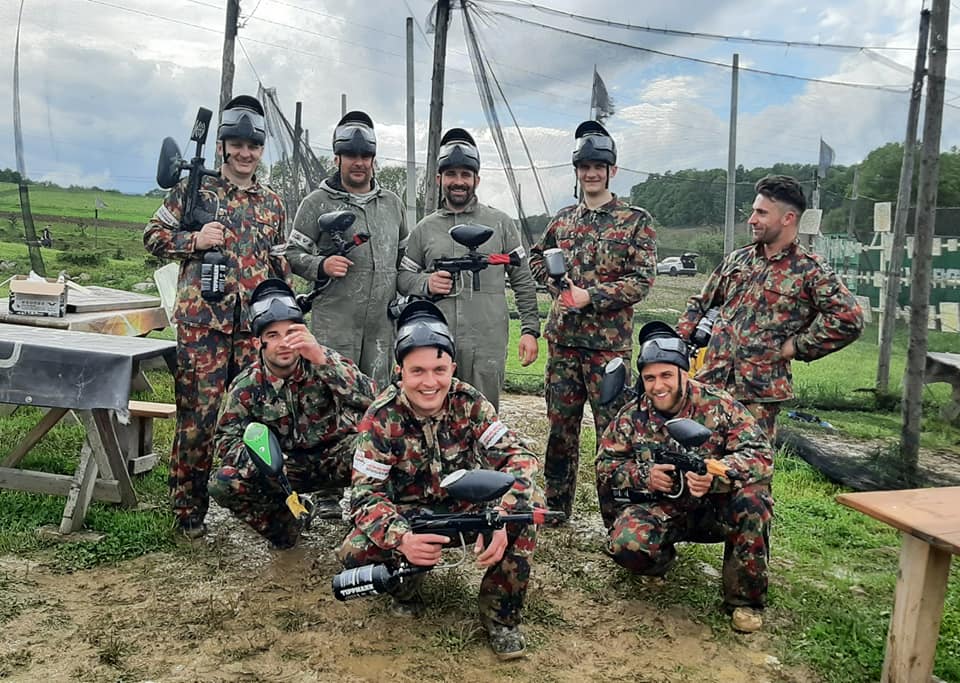 Grupa graczy paintballowych