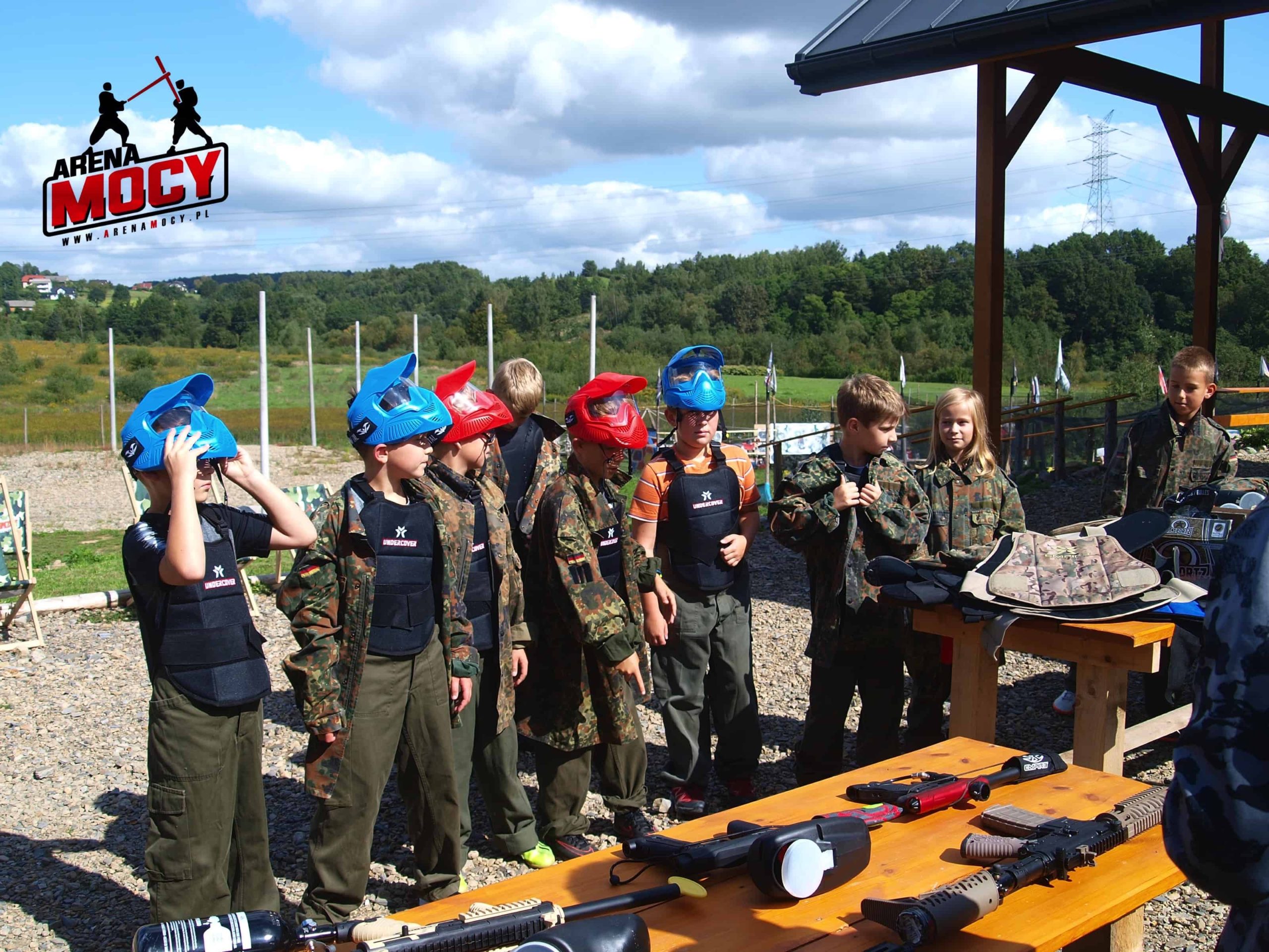 Dzieci podczas gry w paintball